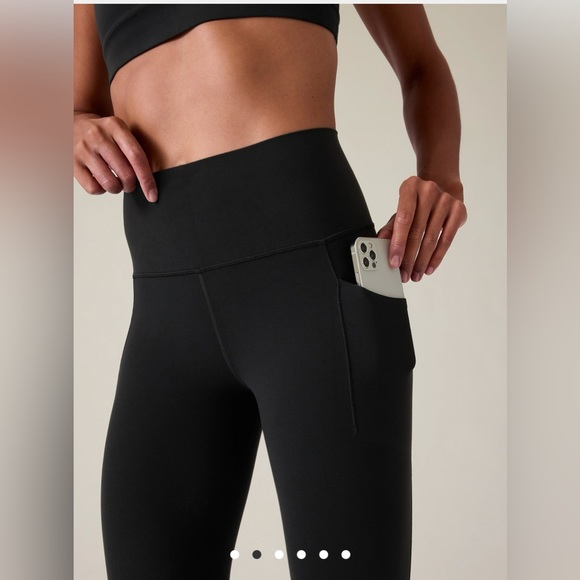 🖤 EUC Athleta Salutation Stash Capri Leggings 26" Size XXS w/ Pockets in Black - Picture 5 of 9